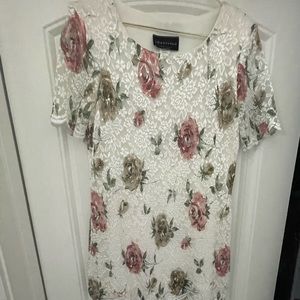 Short sleeved lace dress with lining